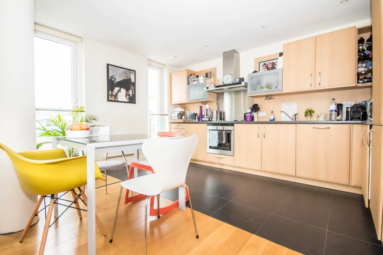 2 bed flat to rent, Basin Approach, London, E14