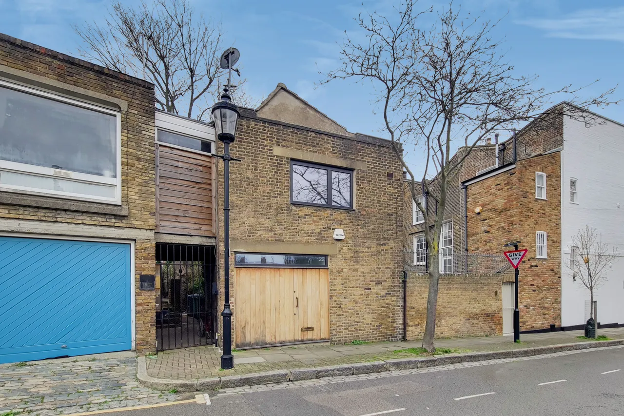 1 bed house to rent — 22 Barnsbury Terrace, London