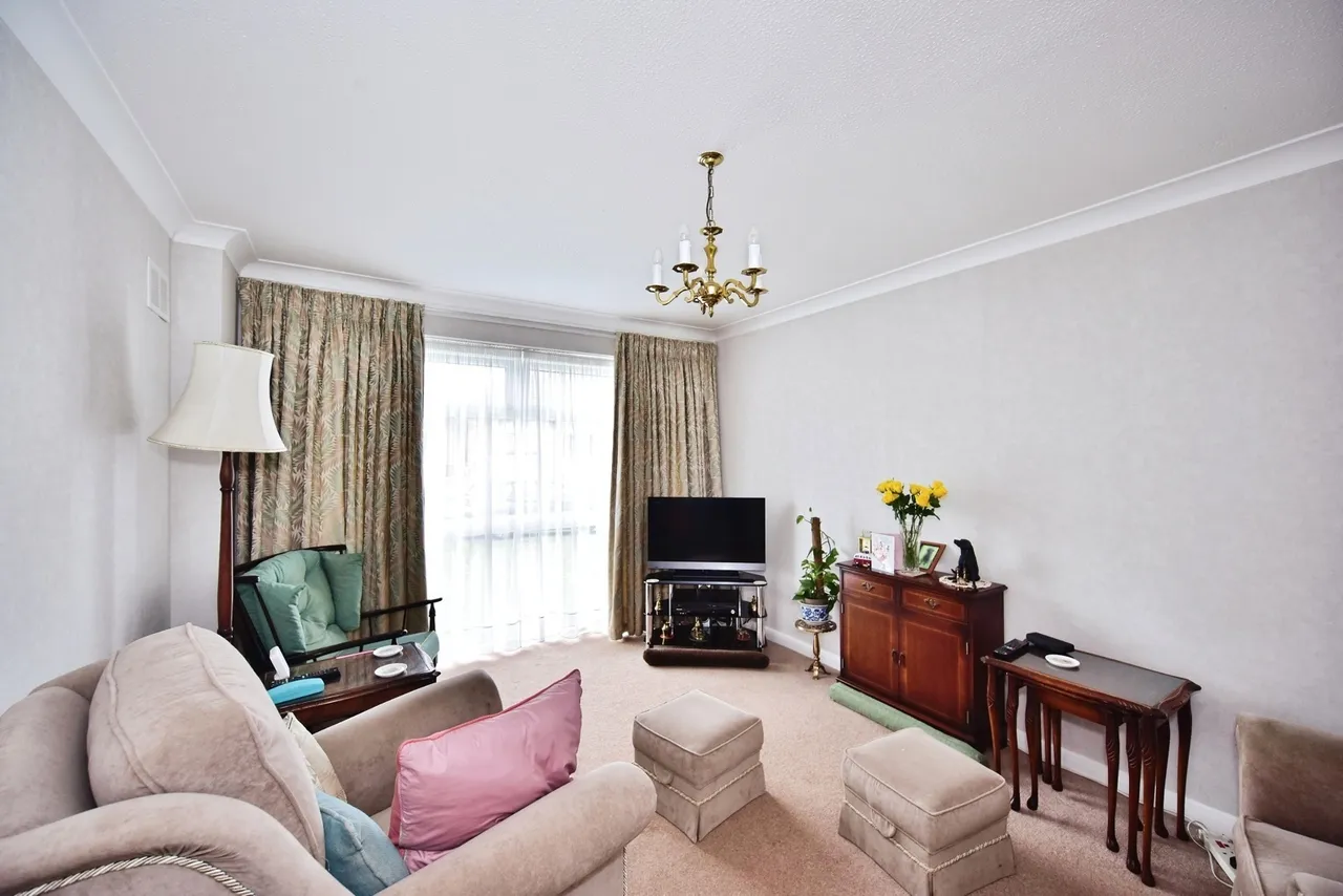 Beverley Crescent, Tonbridge, TN9, photo 2
