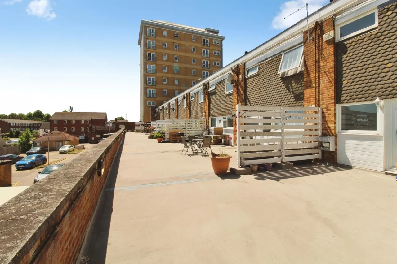 2 bed flat for sale — High Road, Broxbourne