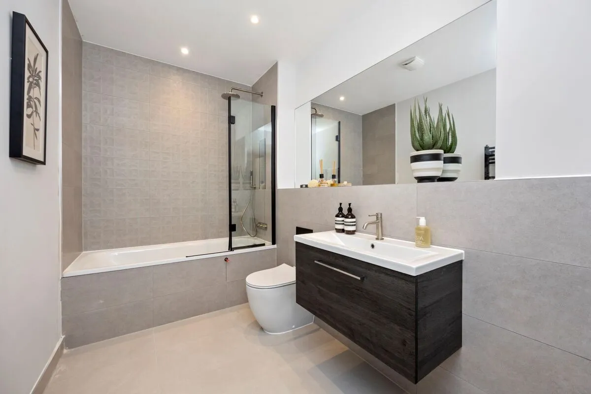 Luna Place, Esher, KT10, photo 9