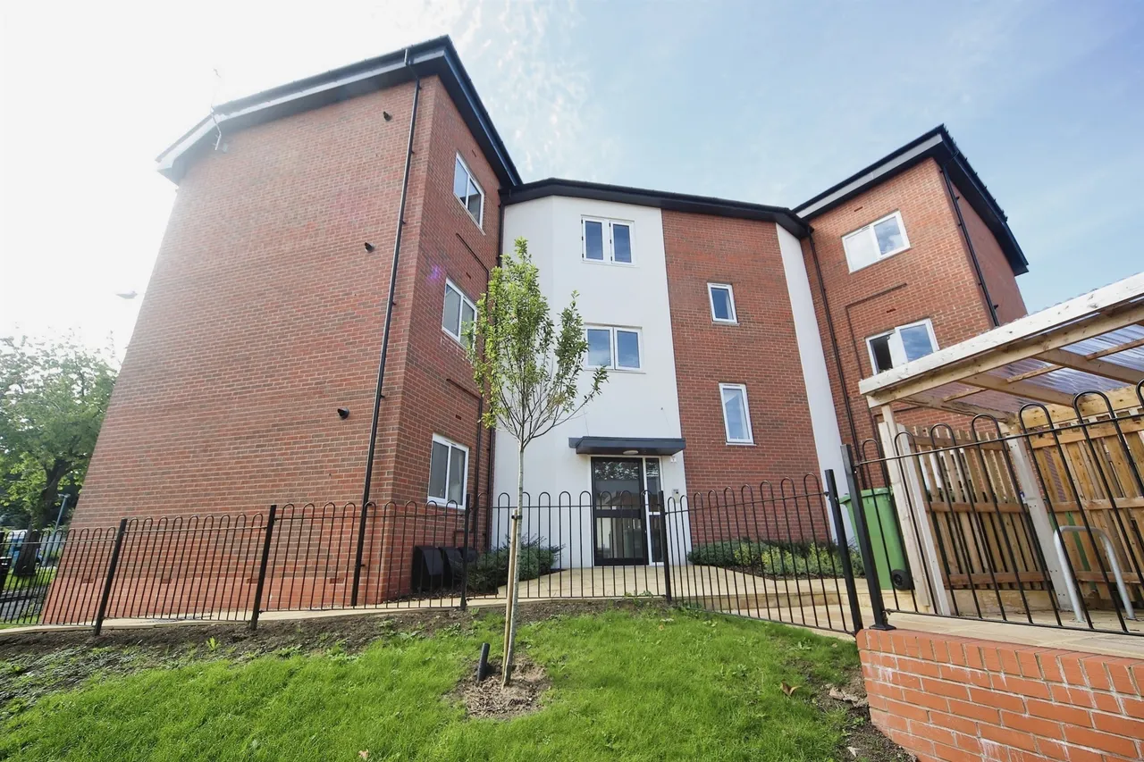 2 bed flat for sale — Evesham Street, Redditch