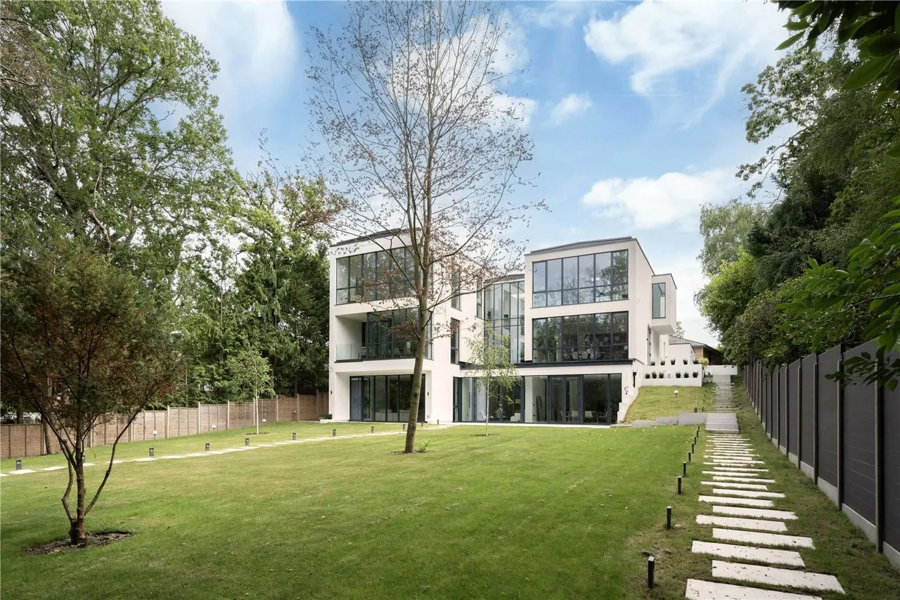 7 bed house for sale — Coombe Hill Road, Kingston Upon Thames, Surrey, KT2 7DU