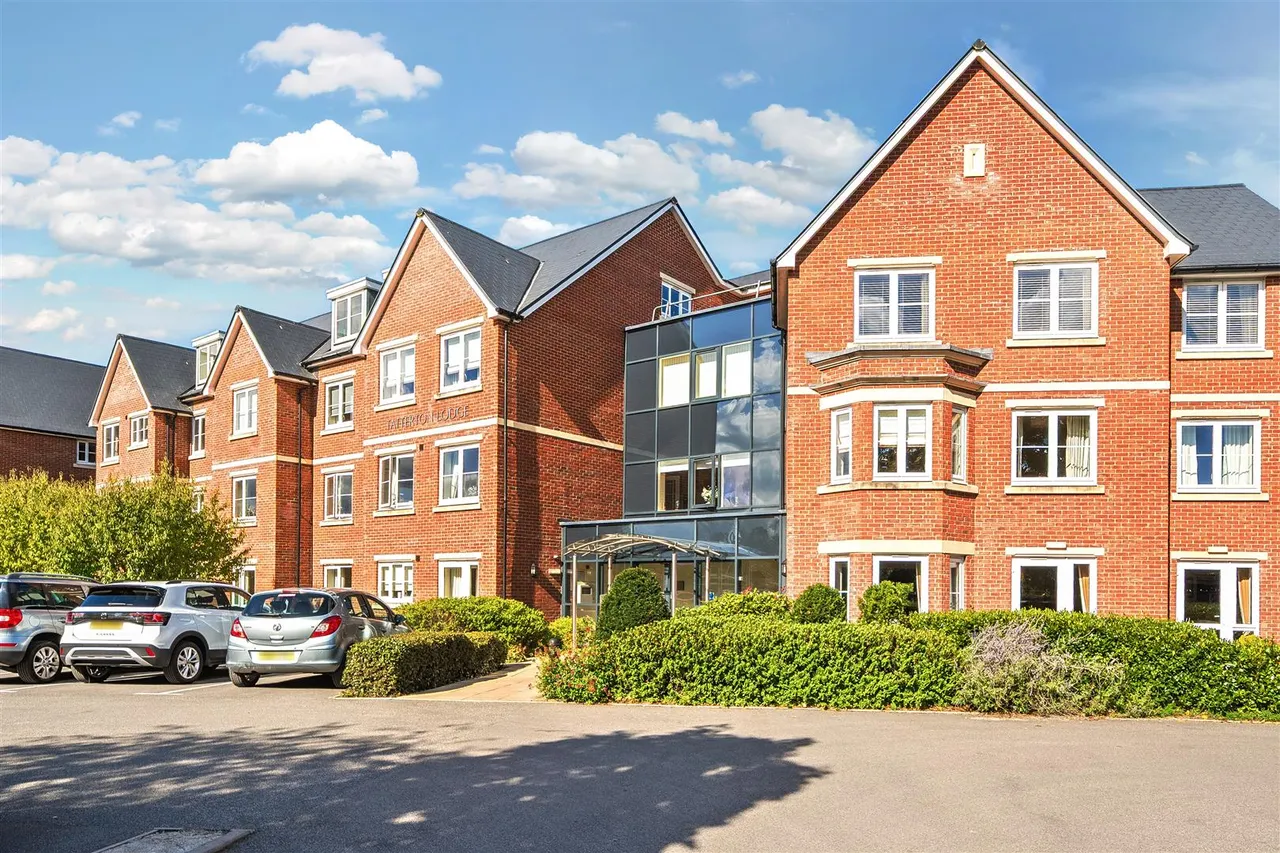 2 bed flat for sale, York Road, Wetherby, LS22