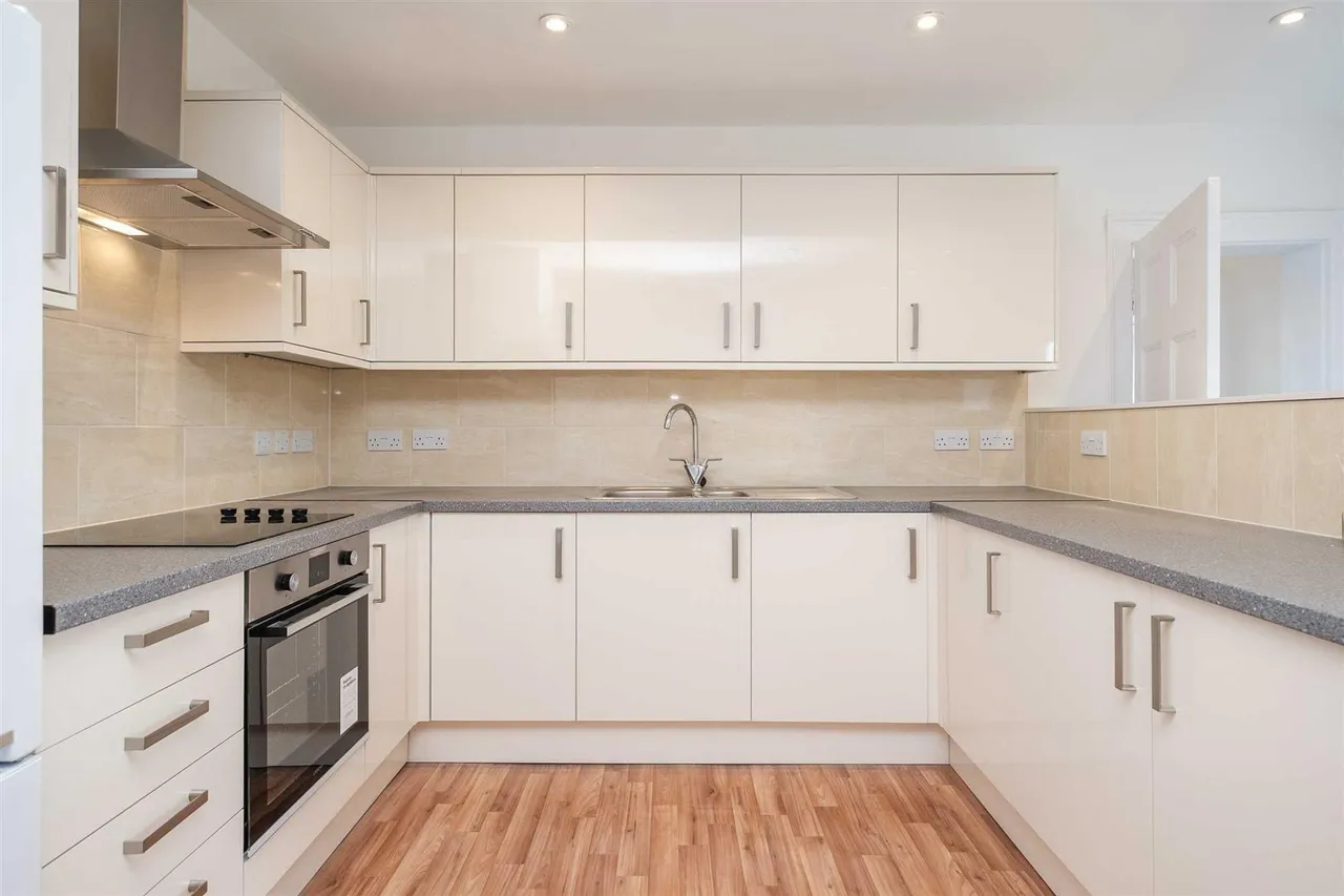 Harlington Road, Hillingdon, UB8, photo 3