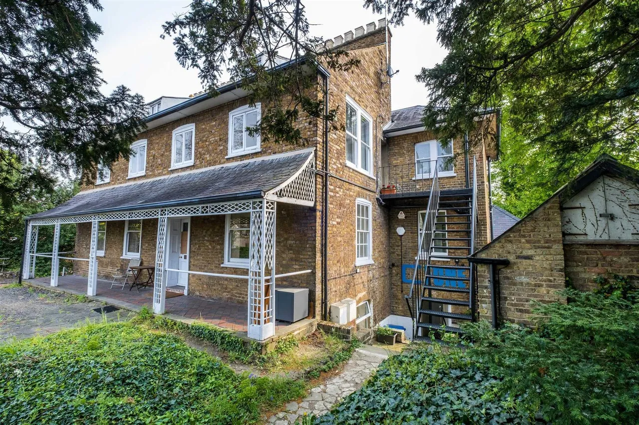 4 bed flat to rent, Harlington Road, Hillingdon, UB8