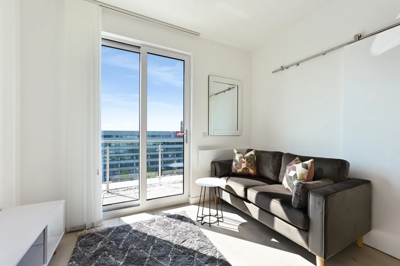 Great West Road, Brentford, TW8, photo 3