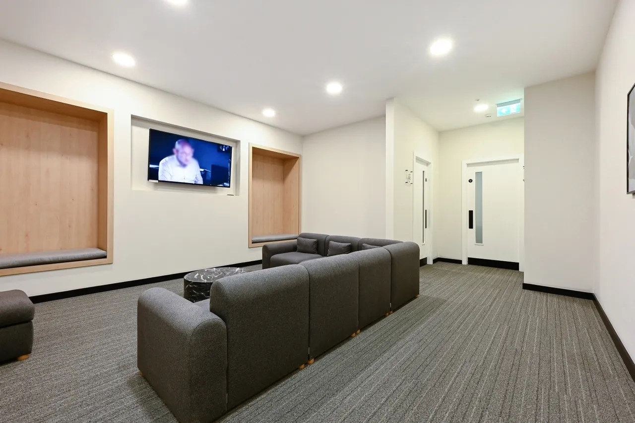 Great West Road, Brentford, TW8, photo 8