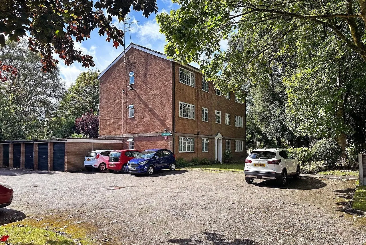 2 bed flat for sale — Eskdale Drive, Timperley WA15 7XU