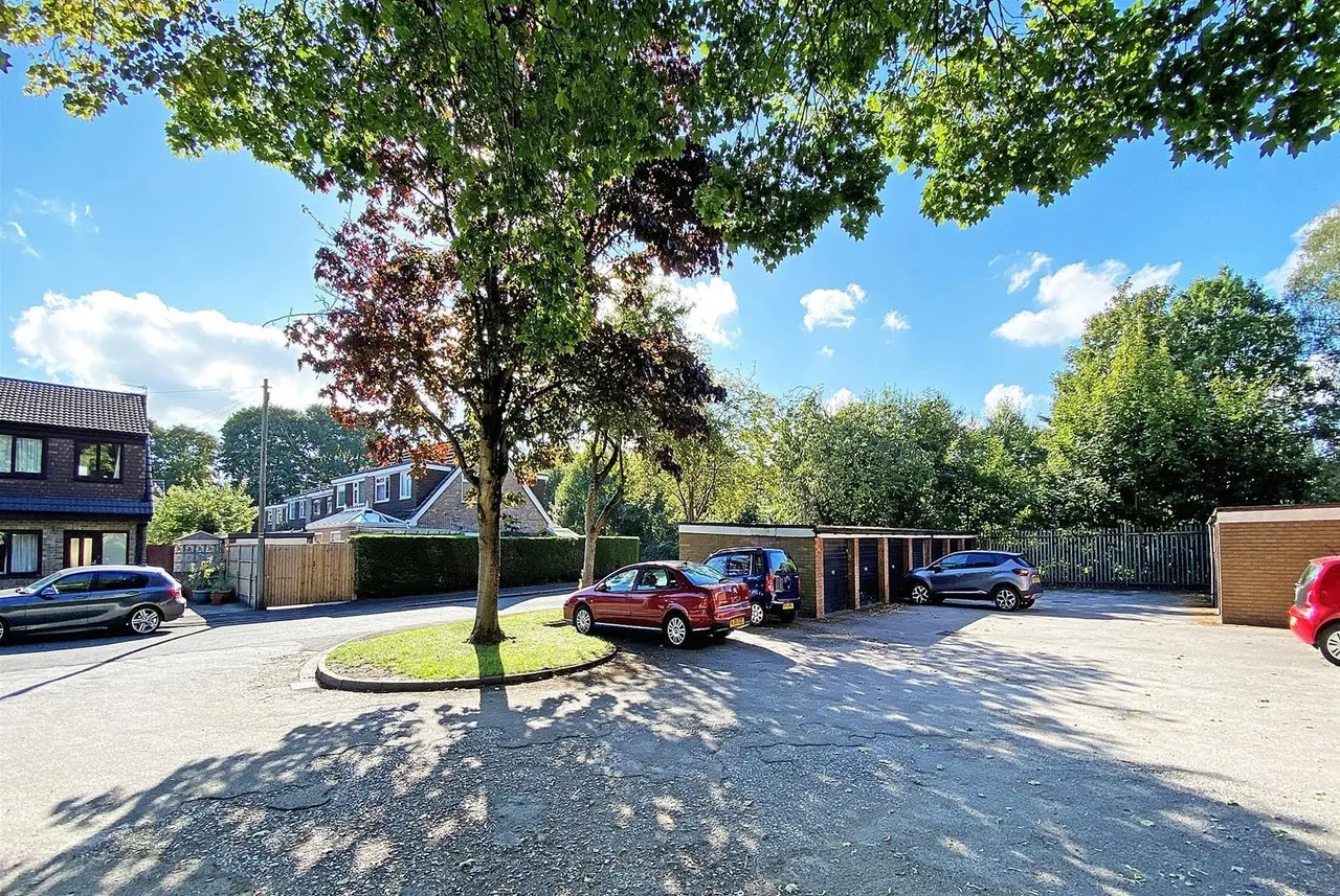 Eskdale Drive, Timperley WA15 7XU, photo 9
