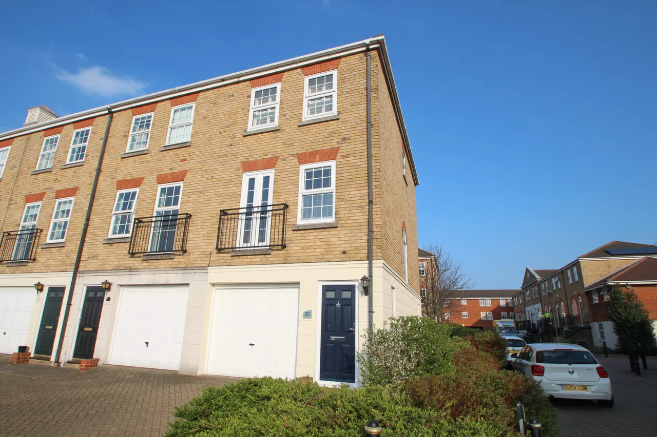 2 bed house for sale — Frobisher Way, Greenhithe