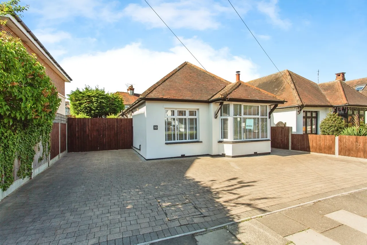 3 bed house for sale — Acacia Drive, Thorpe Bay, Essex, SS1