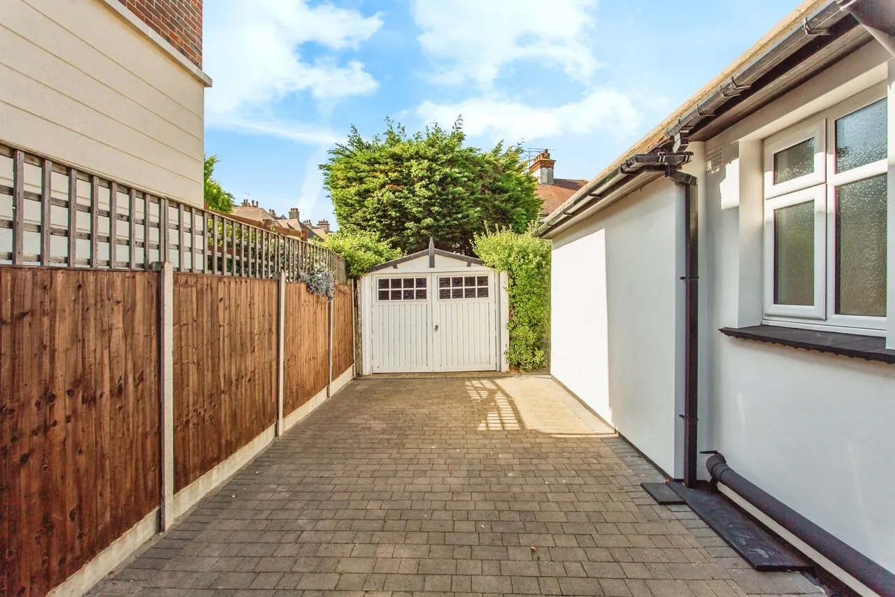 Acacia Drive, Thorpe Bay, Essex, SS1, photo 7