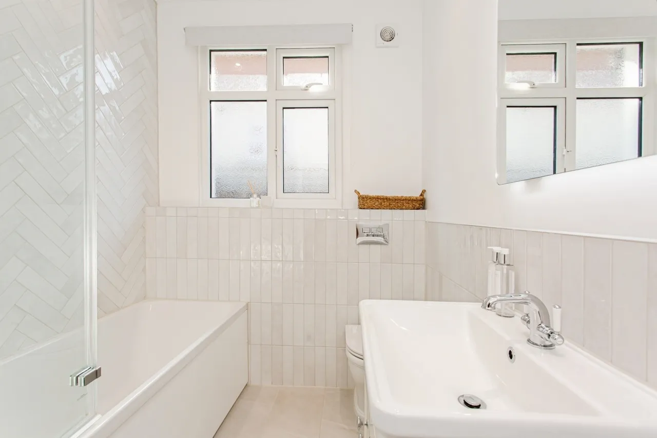 Acacia Drive, Thorpe Bay, Essex, SS1, photo 15