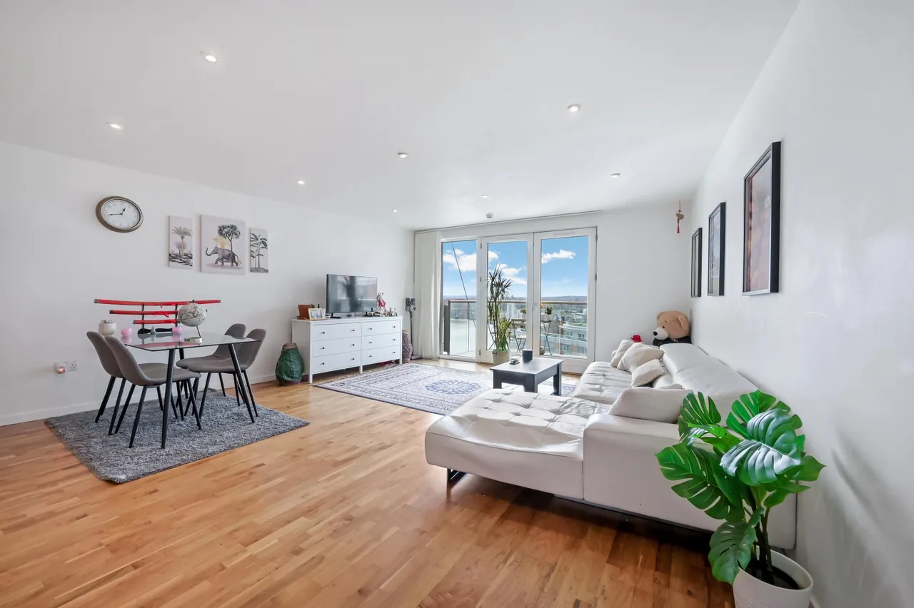 2 bed flat for sale, Fairmont Avenue, E14