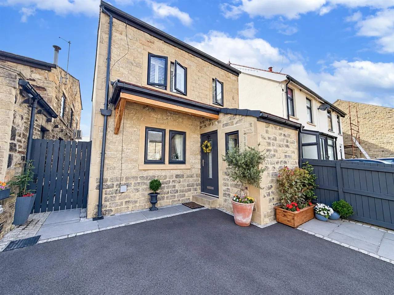 3 bed house for sale — Hayhills Road, Silsden, BD20 9NE