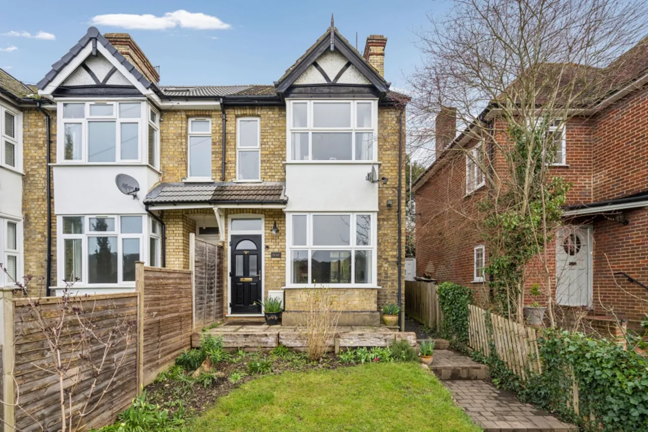 3 bed house for sale, London Road, High Wycombe, HP11