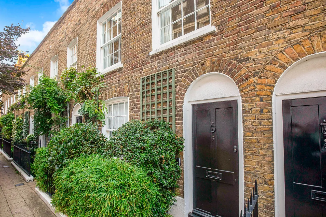 3 bed house for sale, Brompton Place, London, SW3