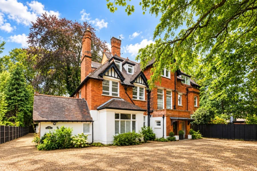 2 bed flat to rent, Egerton Road, Weybridge, KT13