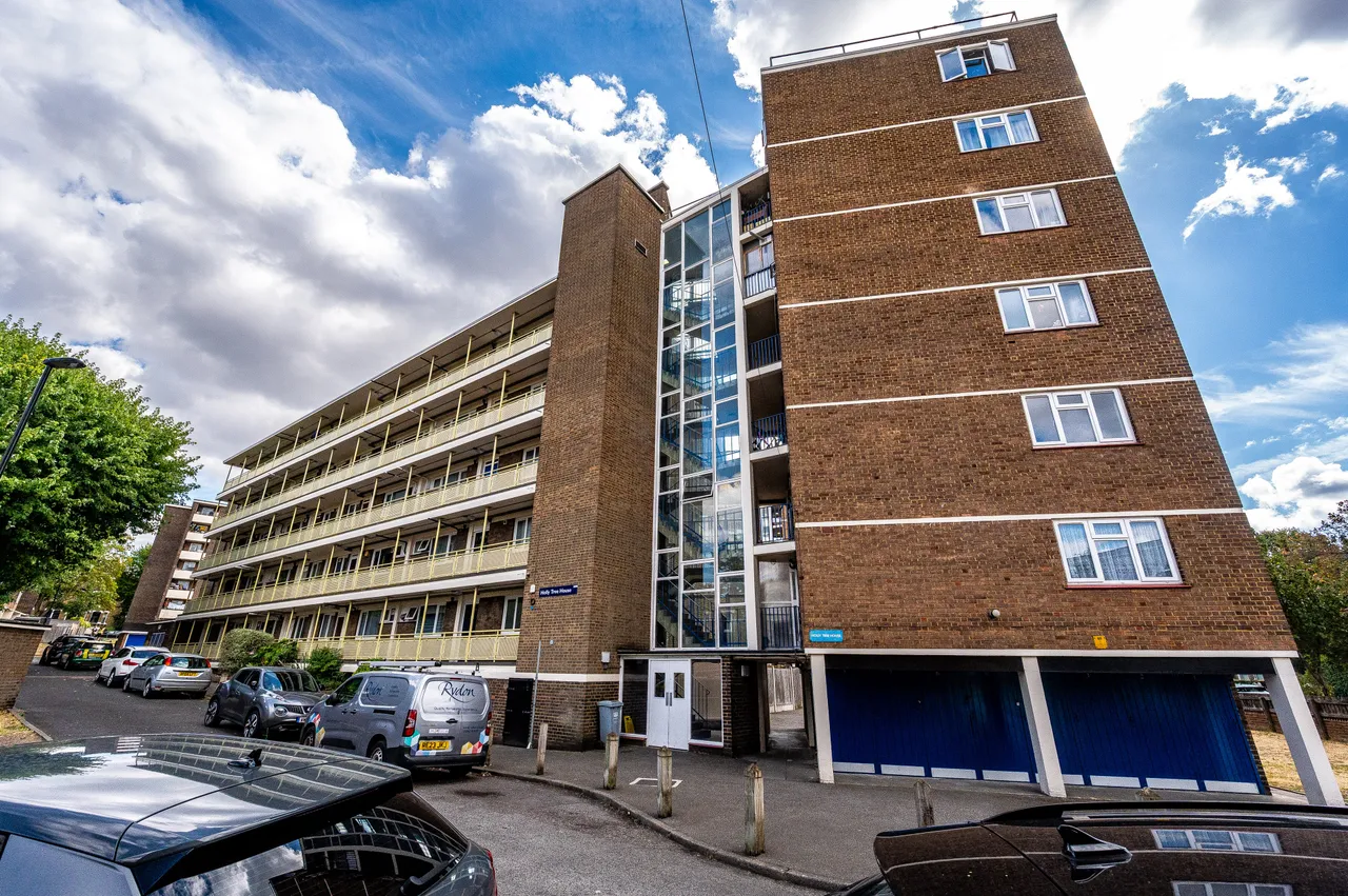 2 bed flat to rent — 20 Holly Tree House, Brockley Road, London