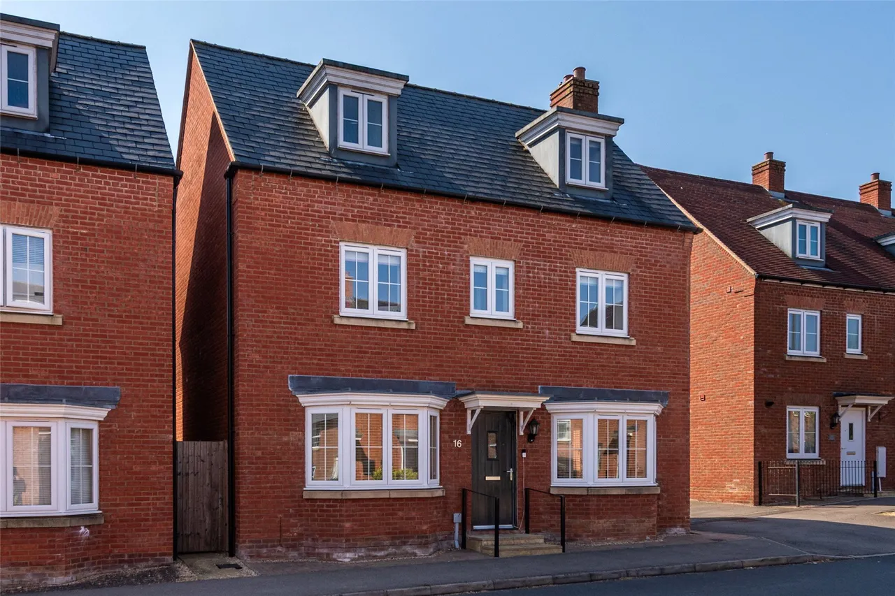 4 bed property for sale, Needlepin Way, Buckingham, MK18
