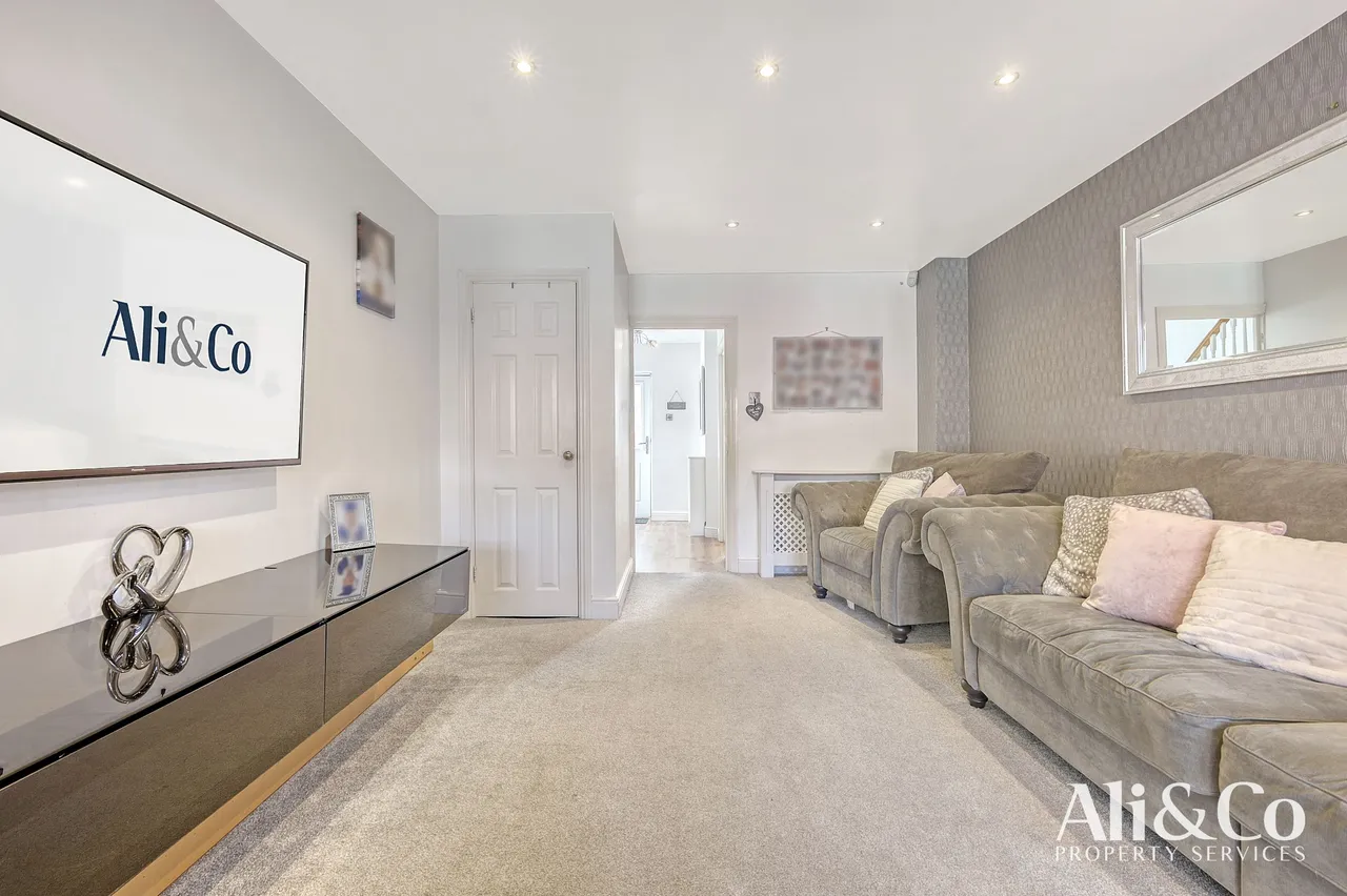 Thistle Close, Basildon, Essex, SS15 5GX, photo 3