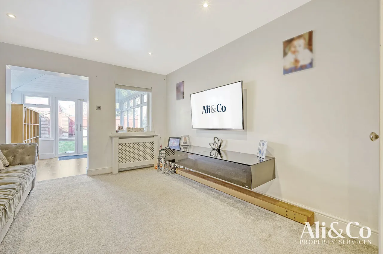 Thistle Close, Basildon, Essex, SS15 5GX, photo 5