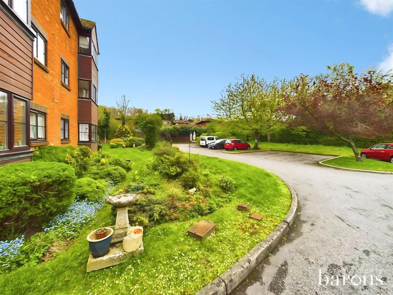 Oakfields, Lychpit, RG24, photo 11