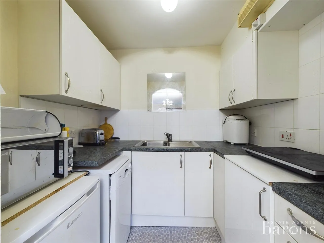 Oakfields, Lychpit, RG24, photo 6