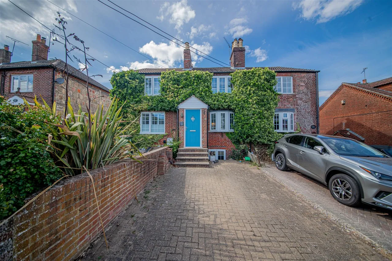 3 bed house for sale — Church Road, Bishopstoke, EASTLEIGH, Hampshire, SO50 6DT