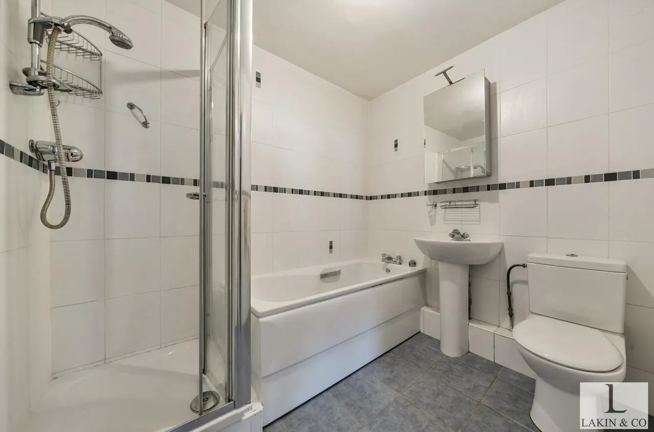 The Avenue, Ickenham, UB10 8NT, photo 6