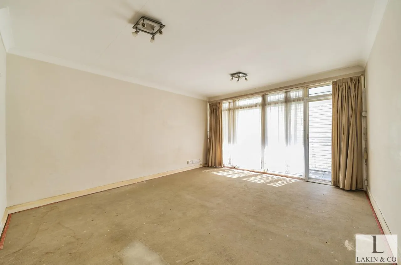 The Avenue, Ickenham, UB10 8NT, photo 2