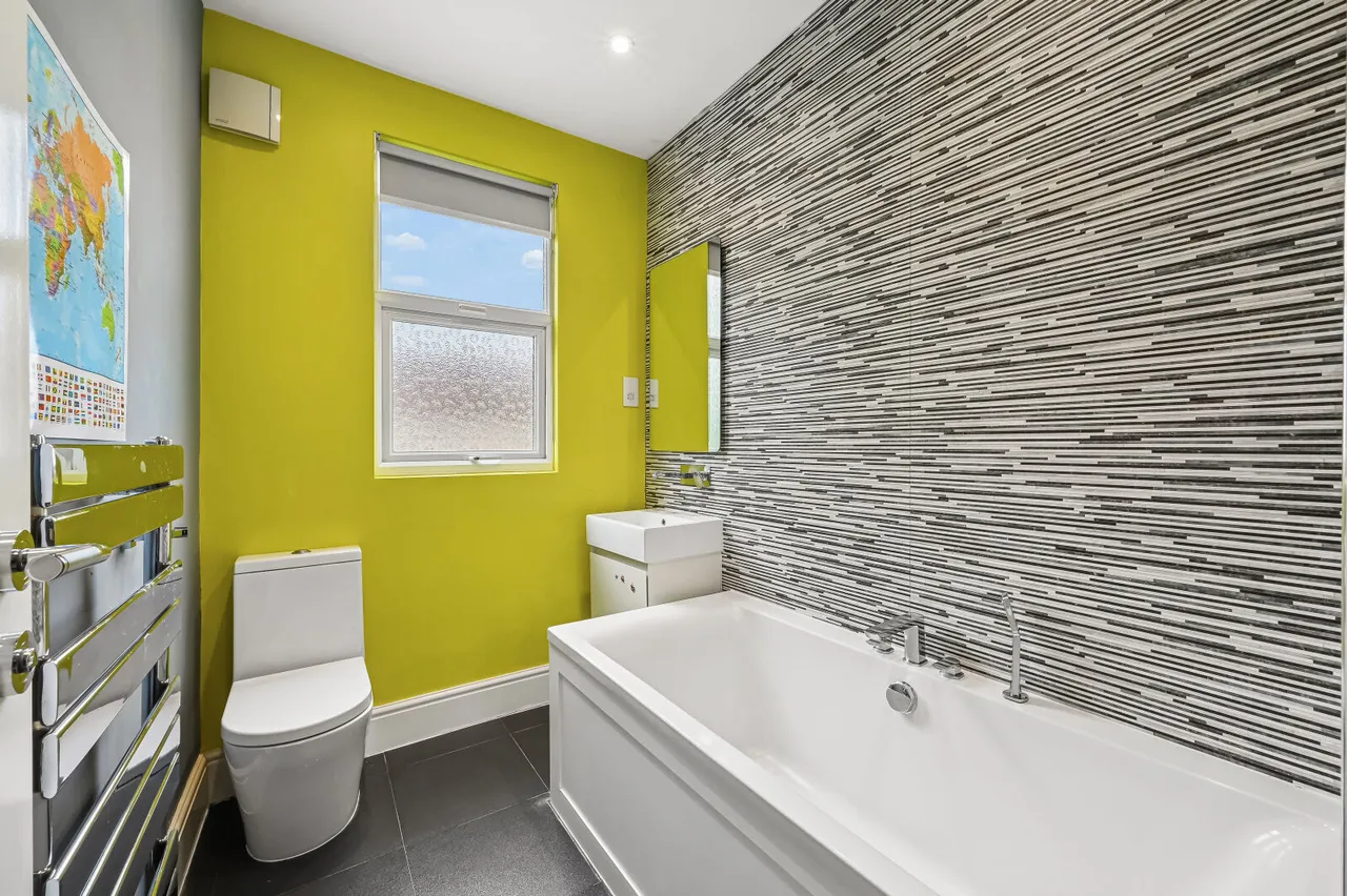 Sandringham Avenue, London, SW20, photo 7