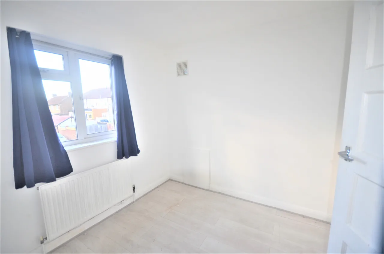 Dryden Close, Ilford, IG6, photo 3