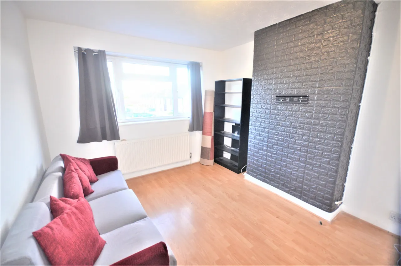 Dryden Close, Ilford, IG6, photo 2