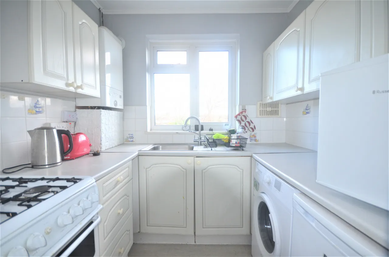 2 bed flat for sale — Dryden Close, Ilford, IG6