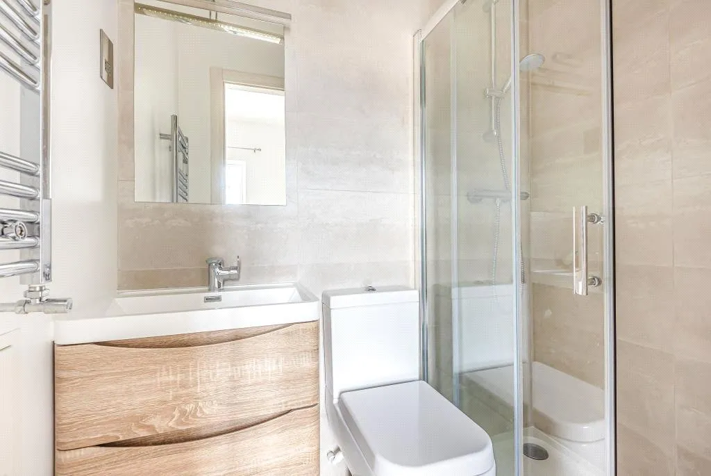 Gresham Road, Staines-upon-Thames, TW18, photo 9