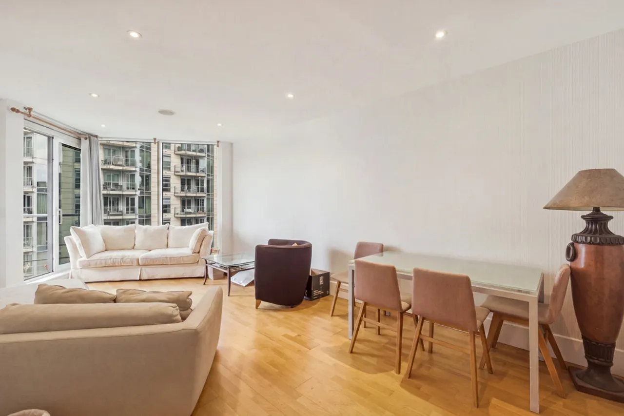 2 bed flat to rent — Kingfisher House, Battersea Reach