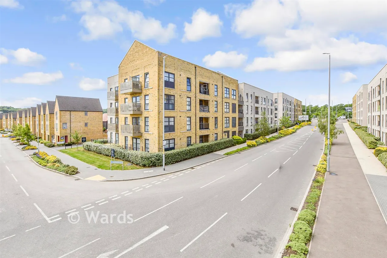 2 bed flat for sale, Eastern Avenue, Swanscombe, DA10