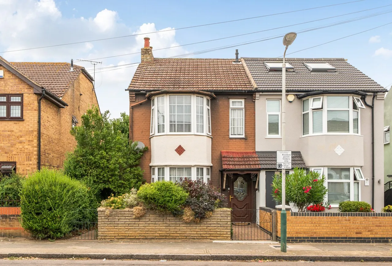 3 bed house for sale — Oak Street, Romford, RM7 7BA