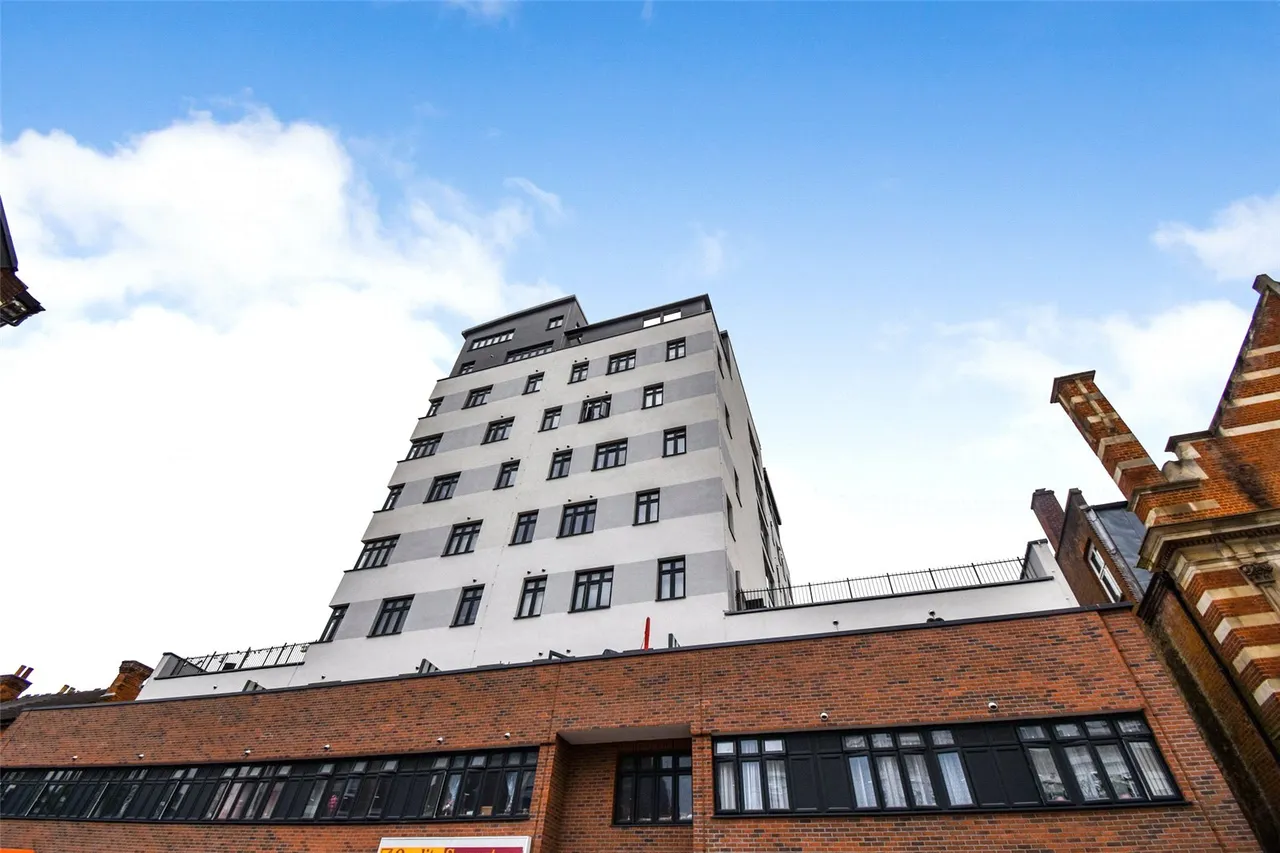2 bed flat for sale — Alexander House, 50 Station Road, Aldershot, Hampshire, GU11 1BG