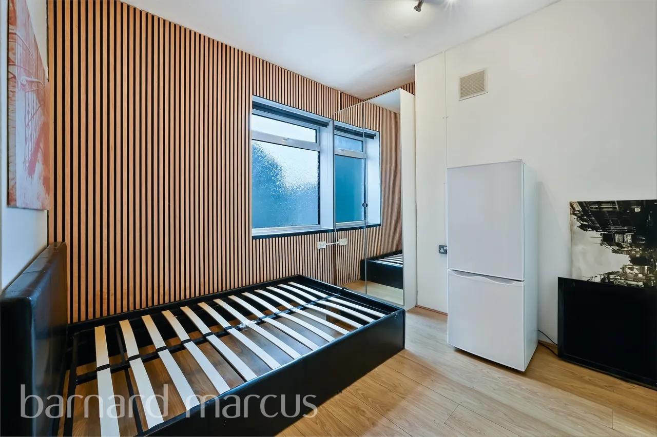 flat to rent — Walworth Road, LONDON