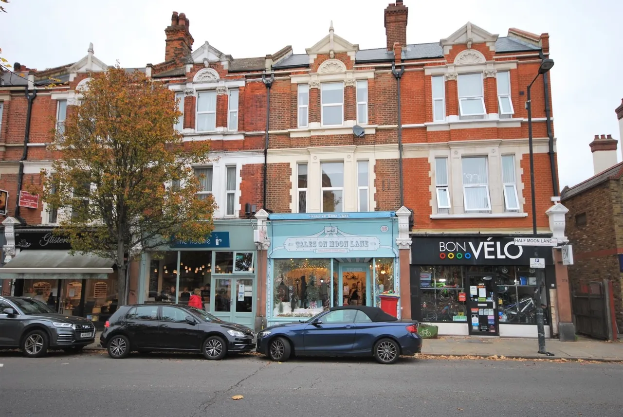 3 bed flat to rent — Half Moon Lane, London, SE24