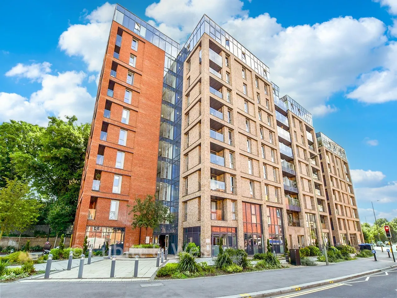 2 bed flat for sale, Marketfield Way, Redhill, RH1