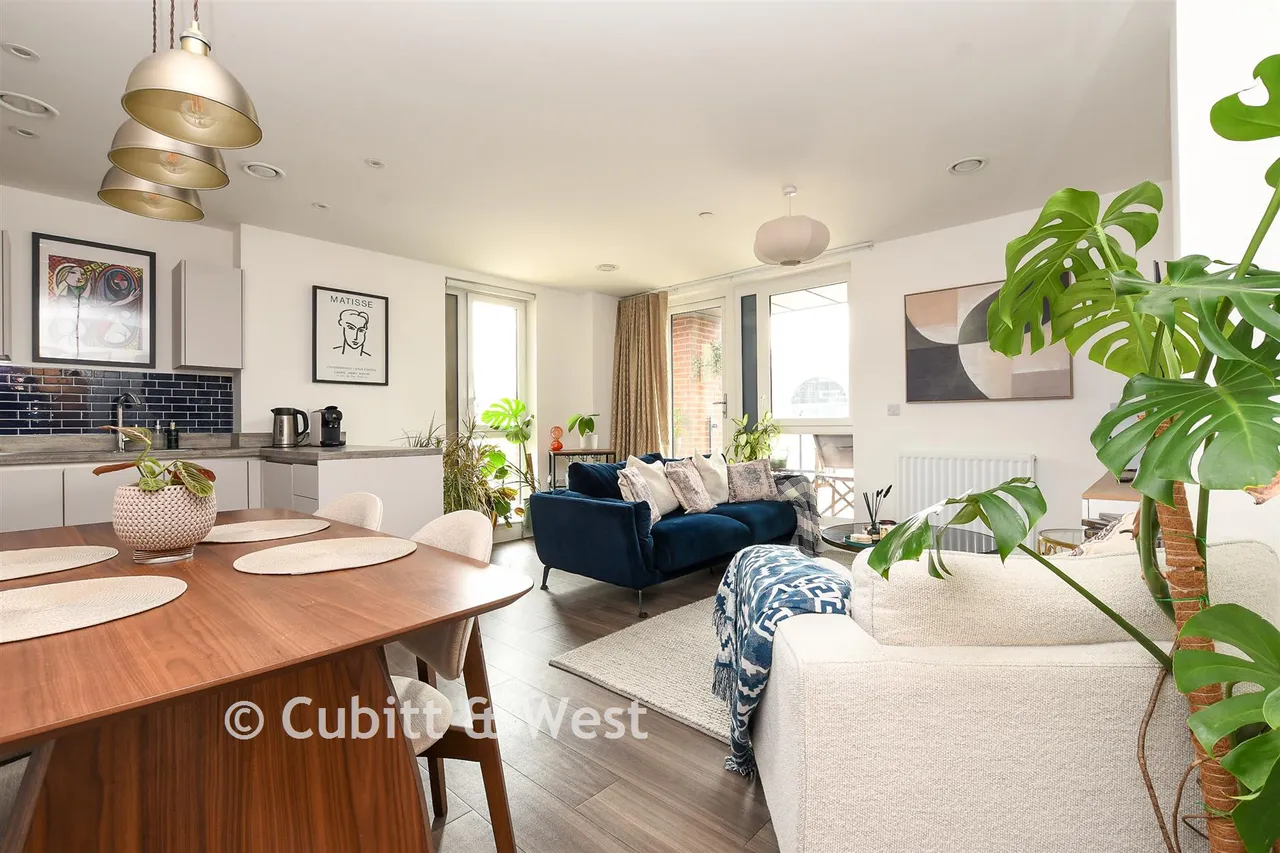 Marketfield Way, Redhill, RH1, photo 2