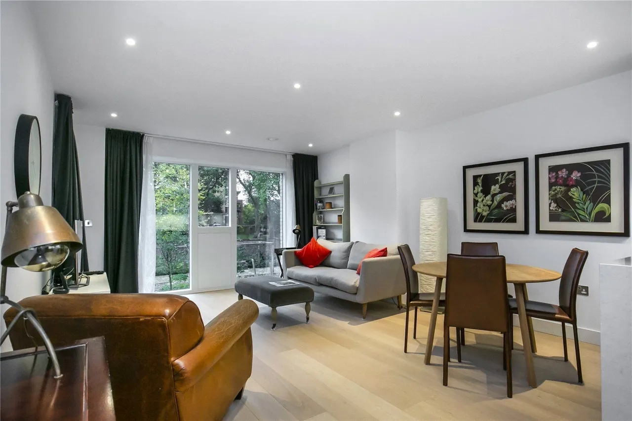 2 bed flat for sale, Featherstone Street, London, EC1Y
