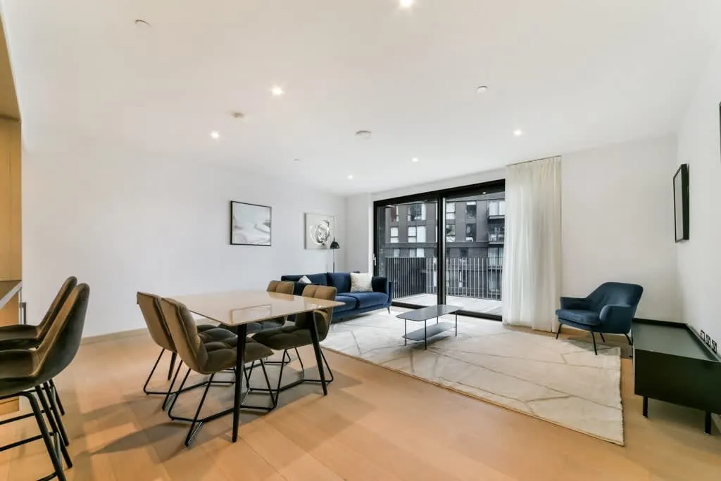 2 bed flat for sale, Embassy Gardens, London, SW11