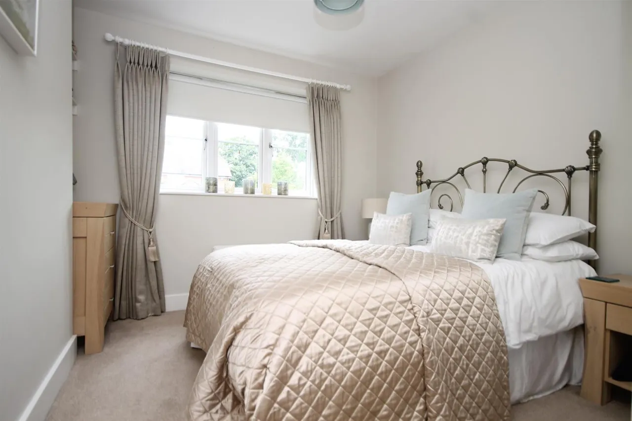 Lyngarth Close, Great Bookham, KT23, photo 11