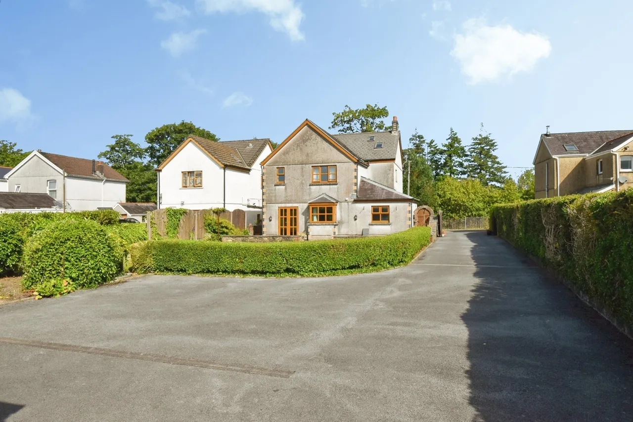 Pentwyn Road, Betws, SA18, photo 18