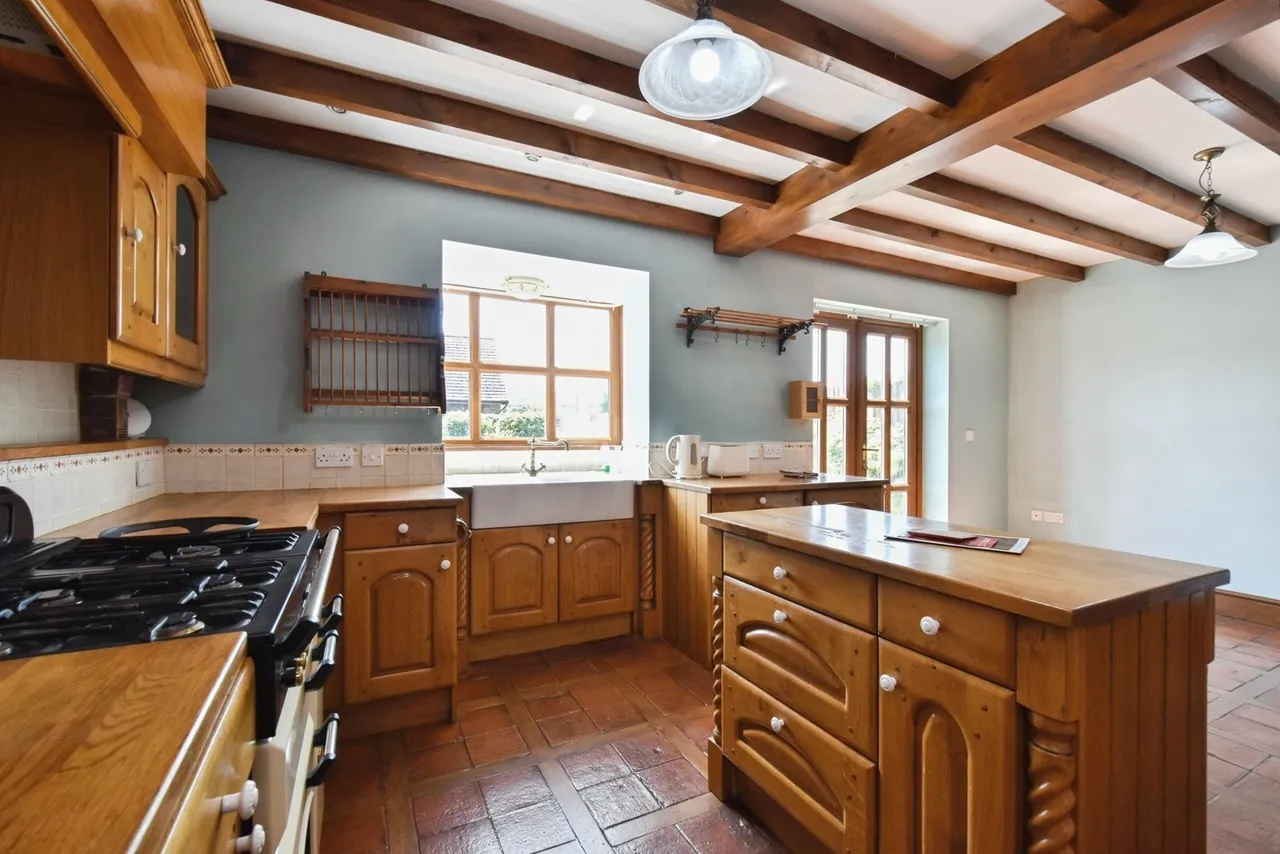 Pentwyn Road, Betws, SA18, photo 12